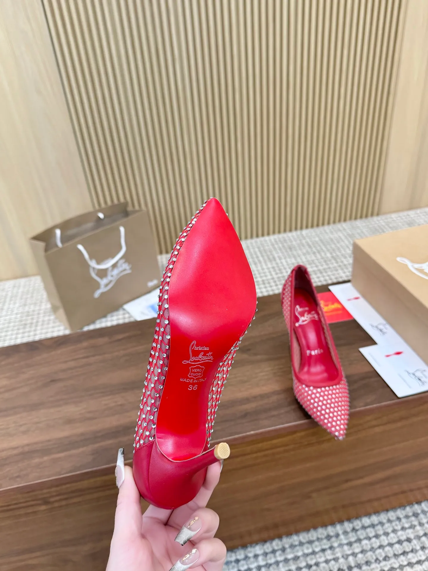 👟👟Ex-factory price 440👟👟 Genuine leather sole +40 Year-round shipment💝Christian Louboutin CL👠 Classic "💎Cow Patent Leather💎Series" noble and luxurious, real blingbling✨ Real materials, all customized by the pattern maker, and the materials are made of original customized materials, achieving the taste of the original 6 color options💍 Upper: imported 👉cow patent leather💪 lining: sheepskin foot pad/lining code number: 34-40.41.42 heel height: two options: 10.5cm and 8.5cm